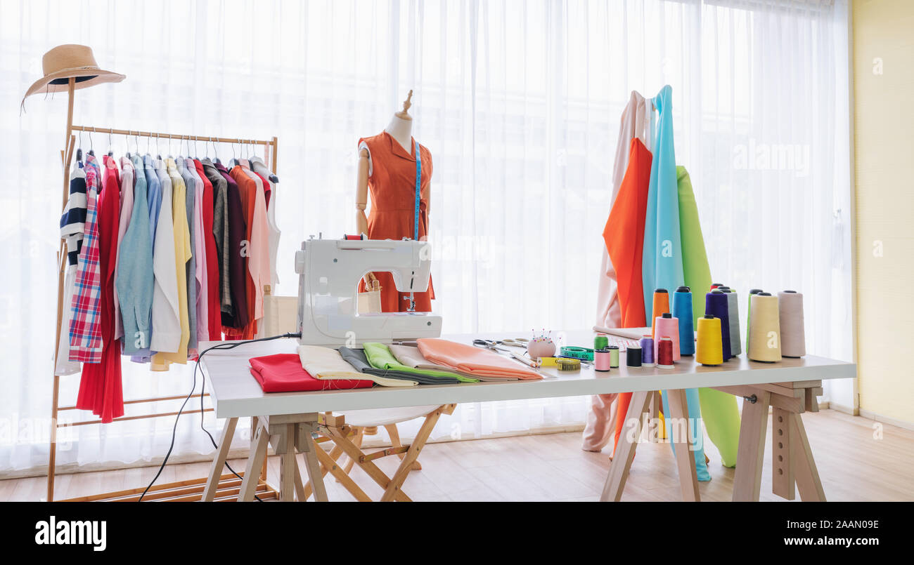 Fashion designer studio, avec la couture articles et matériaux sur la table de travail Banque D'Images