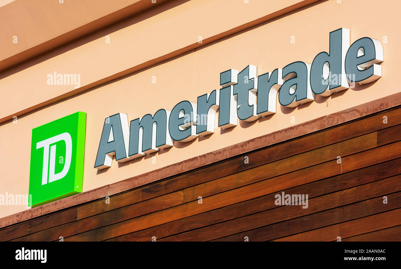 TD Ameritrade signe. TD Ameritrade est un courtier qui propose une plate-forme de négociation électronique pour l'échange d'actifs financiers Banque D'Images