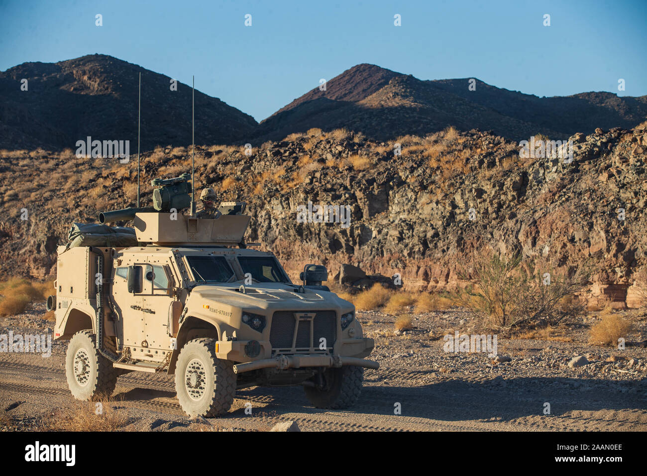 Les Marines américains avec 1er Bataillon, 2e Régiment de Marines, 2e Division de marines descendre une route d'approvisionnement principale dans le cadre d'un véhicule tactique léger au cours de l'exercice Combined Arms Live-Fire Maritime Aérien Au sol au centre de Combat Twentynine Palms, California, 16 novembre 2019. Les Marines du 2e Régiment de Marines et d'autres unités de la 2e Division de Marines ont participé à l'exercice afin d'accroître la coordination et promouvoir l'état de préparation. (U.S. Marine Corps photo par le Cpl. Scott Jenkins) Banque D'Images