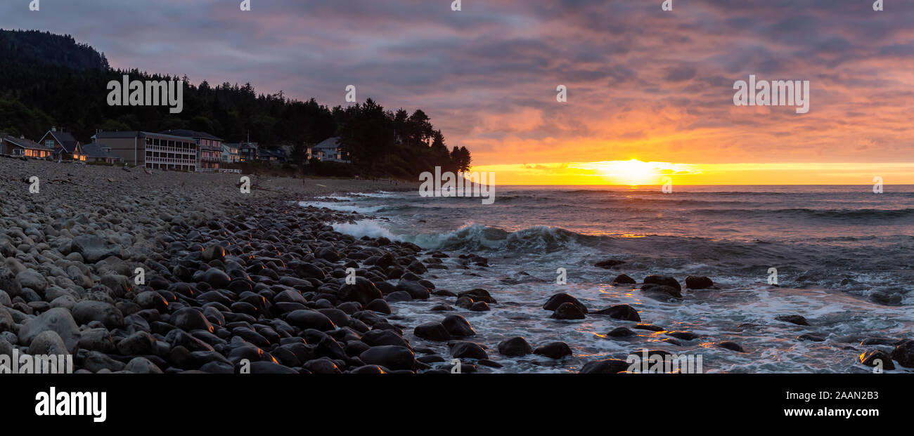 Bord de mer, côte de l'Oregon, États-Unis d'Amérique. Belle vue panoramique sur une plage de rochers sur l'océan Pacifique au cours d'un été spectaculaire coucher du soleil. Banque D'Images