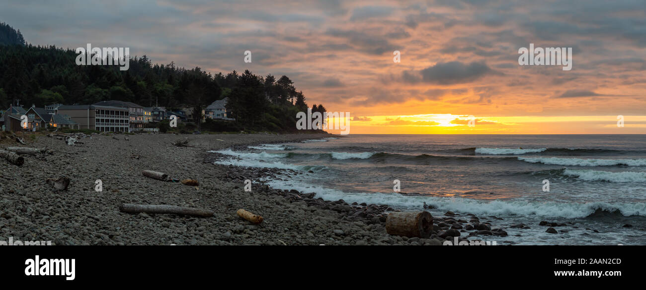 Bord de mer, côte de l'Oregon, États-Unis d'Amérique. Belle vue panoramique sur une plage de rochers sur l'océan Pacifique au cours d'un été spectaculaire coucher du soleil. Banque D'Images