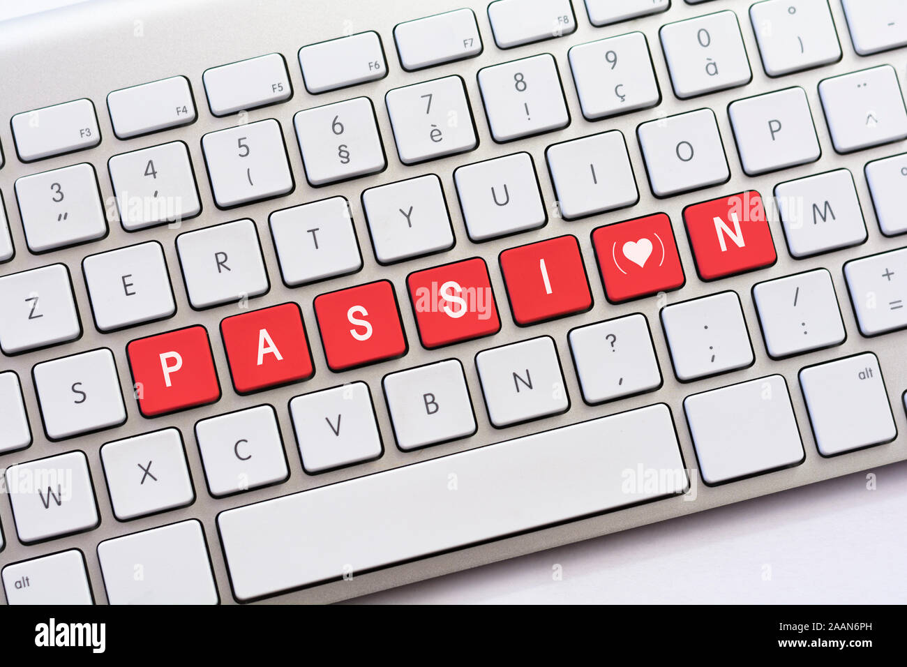 PASSION L'écriture sur clavier blanc avec un coeur esquisses avec des  parenthèses Photo Stock - Alamy