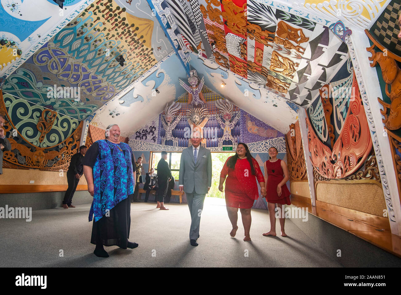 Le Prince de Galles des sculptures en bois traditionnelles vues à l'intérieur de la chambre de réunion au Takahanga Marae à Kaikoura, le septième jour de la visite royale de Nouvelle-Zélande. PA Photo. Photo date : Samedi 23 Novembre, 2019. Voir PA story ROYALS Charles. Crédit photo doit se lire : Victoria Jones/PA Wire Banque D'Images