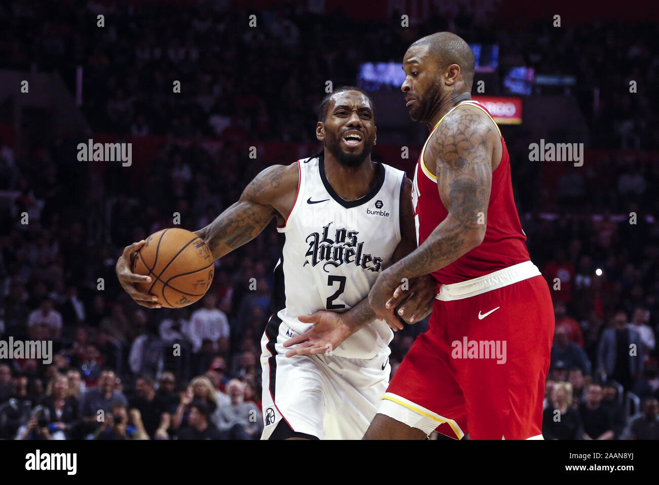 Los Angeles, Californie, USA. 22 Nov, 2019. Los Angeles Clippers' Kawhi Leonard (2) contre les Houston Rockets' PJ Tucker (17) au cours d'un match de basket NBA entre les Los Angeles Clippers et les Houston Rockets, vendredi, Novembre 22, 2019, dans la région de Los Angeles. Ringo : crédit Chiu/ZUMA/Alamy Fil Live News Banque D'Images