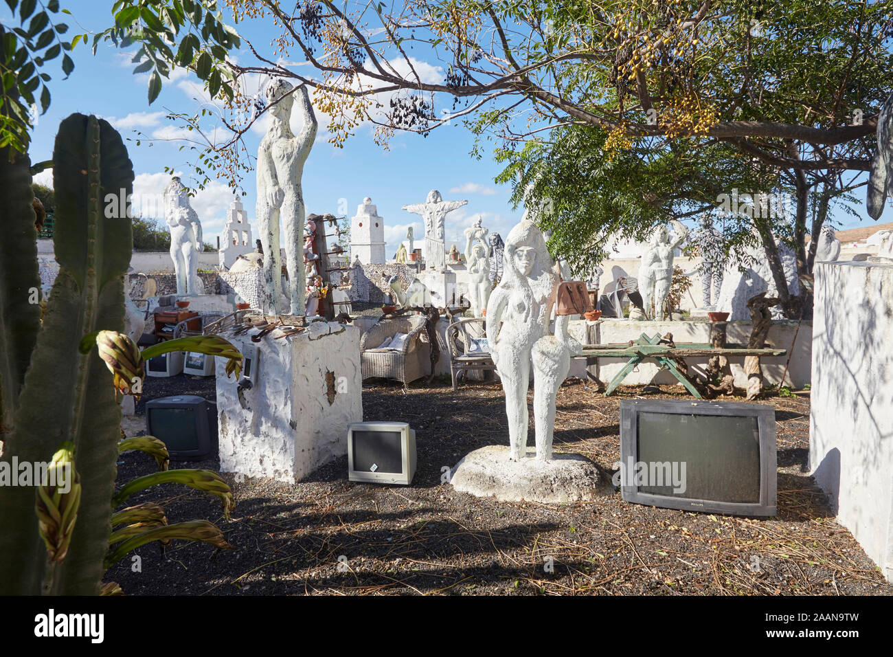 Garden art statues, point obscur de l'horreur de l'Art Moderne, la Villa de Teguise, Lanzarote, Espagne Banque D'Images