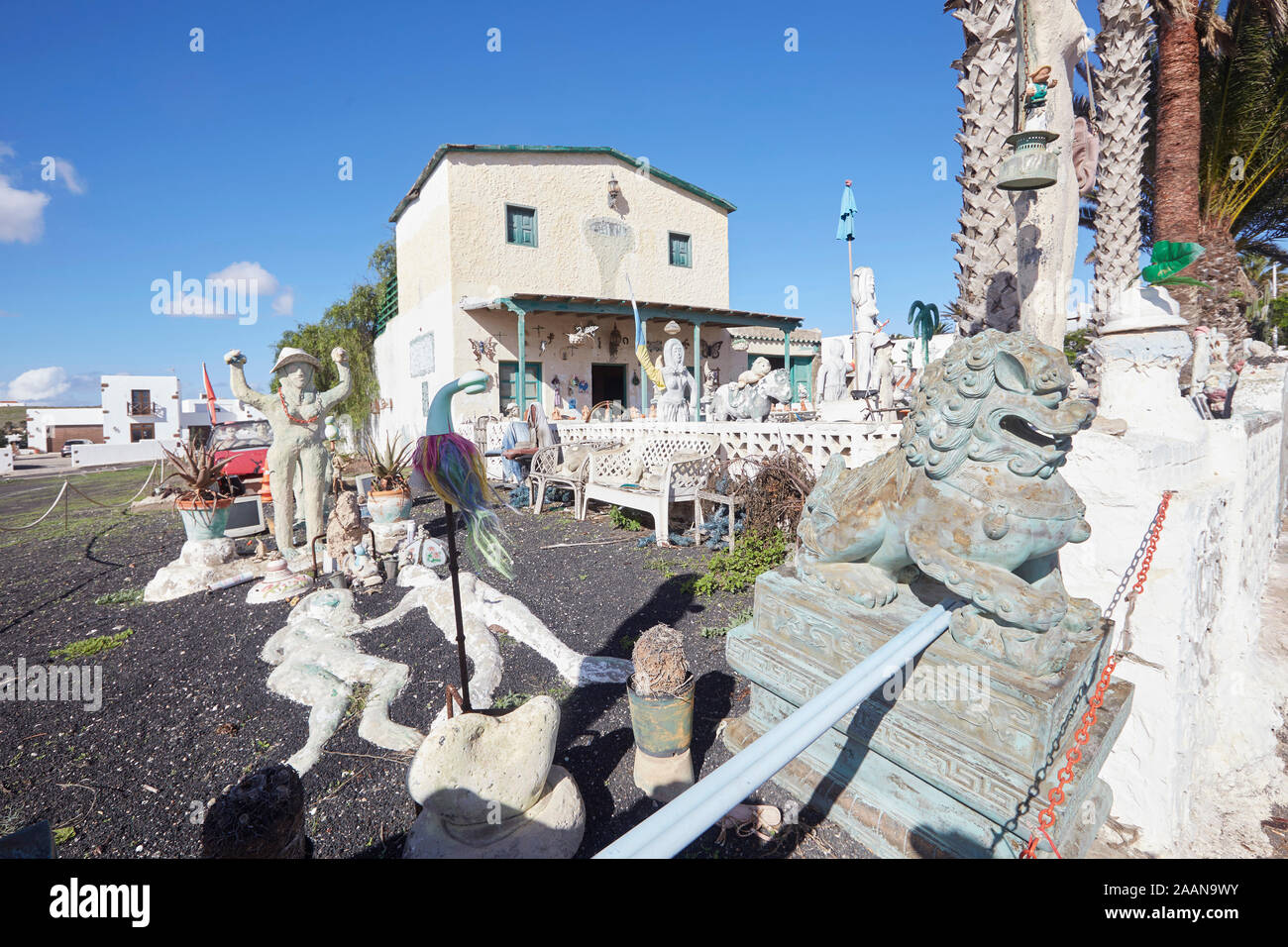 Garden art statues, point obscur de l'horreur de l'Art Moderne, la Villa de Teguise, Lanzarote, Espagne Banque D'Images