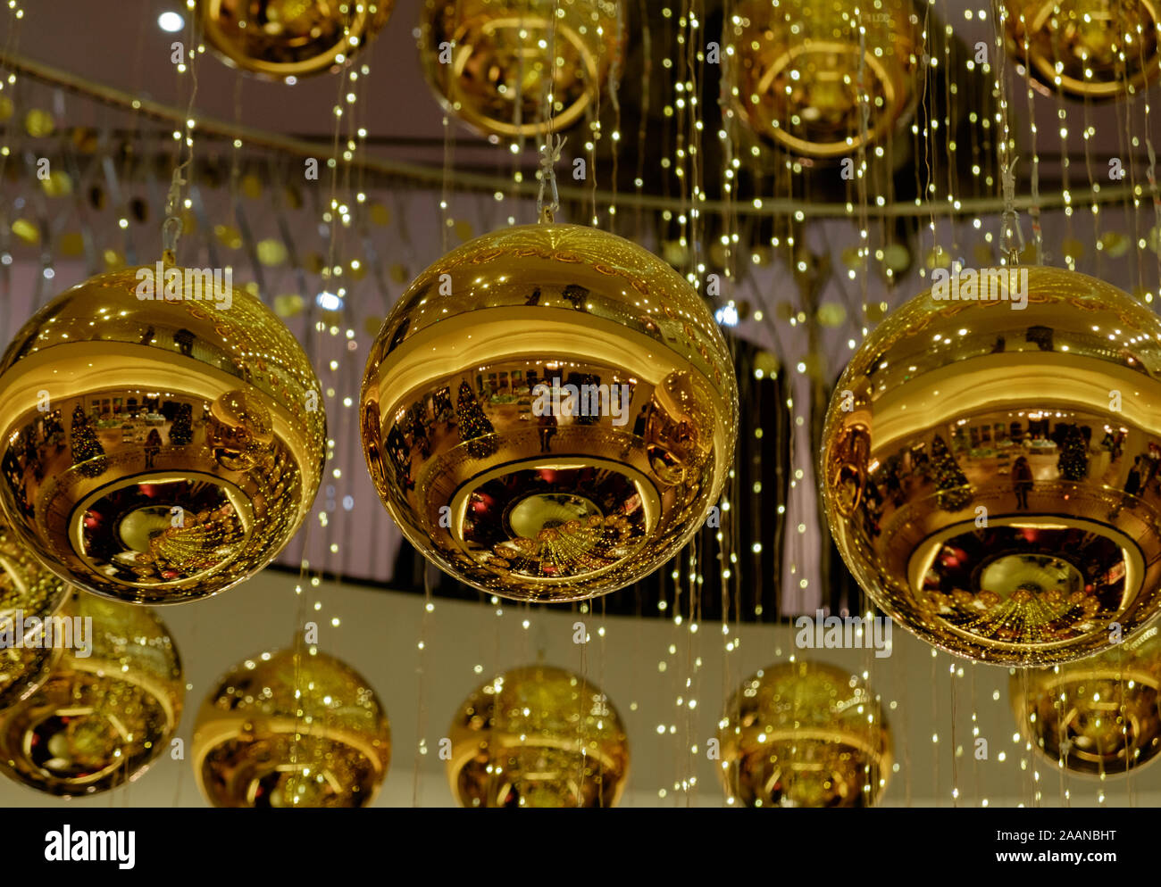 Close up of golden boules de Noël dans un effet de spirale, s'accrocher au-dessus de l'escalier de Fortnum and Mason, magasin de luxe au centre de Londres. Banque D'Images