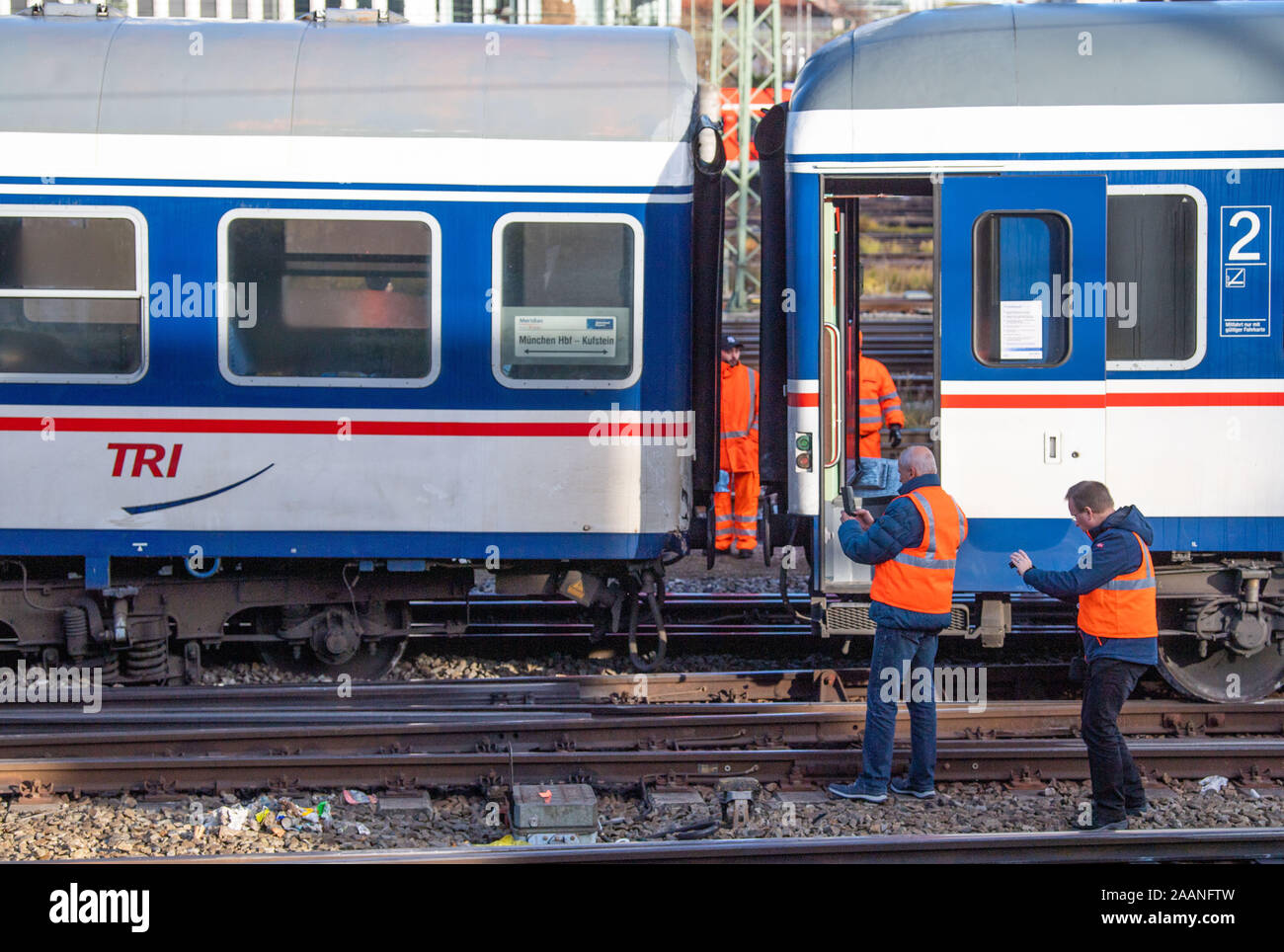 Munich, Allemagne. 23 Nov, 2019. Les travailleurs de la voie prendre des photos de la voiture de voyageurs ont déraillé. Un train régional a déraillé près de la gare centrale de Munich à Hackerbrücke. Il y avait un homme blessé. Credit : Lino Mirgeler/dpa/Alamy Live News Banque D'Images