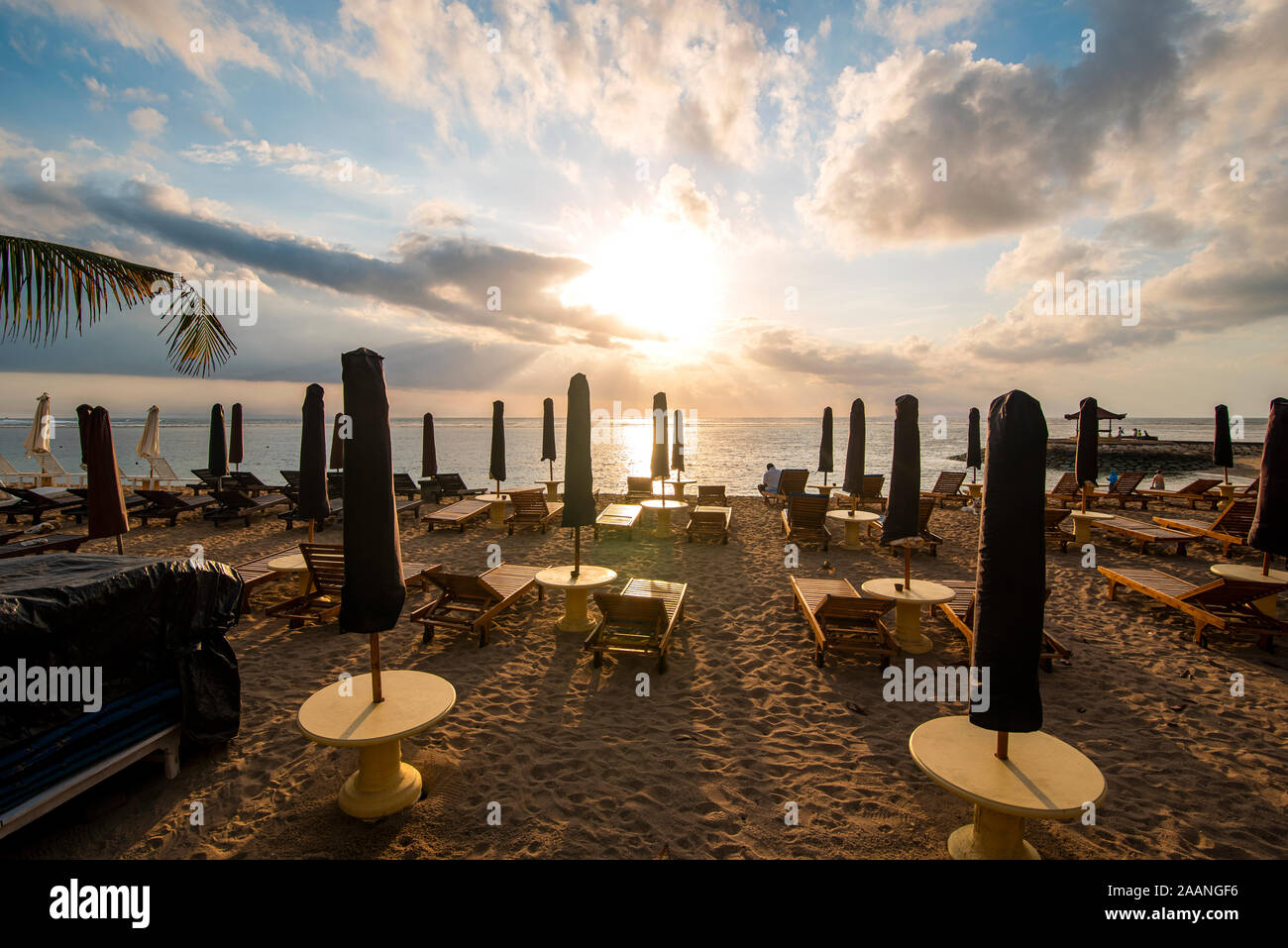 Magnifique Lever du soleil sur la plage de Sanur à Bali Island Banque D'Images