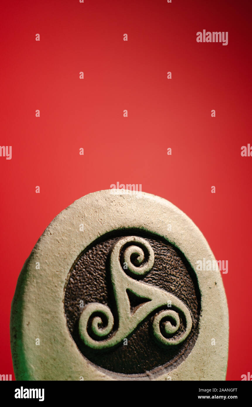 Les pierres décoratives figure avec le symbole d'un celtic triskele Banque D'Images