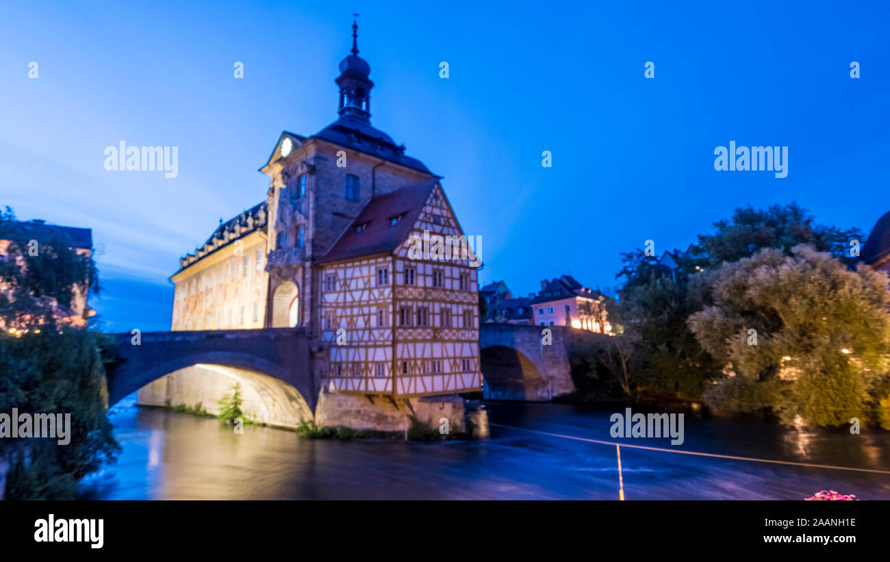 Bamberg 2019. Une longue exposition de la Mairie, Altes Rathaus, et la rivière Regnitz. Nous sommes au coucher du soleil et les touristes avaler la fraîcheur du soir. Banque D'Images