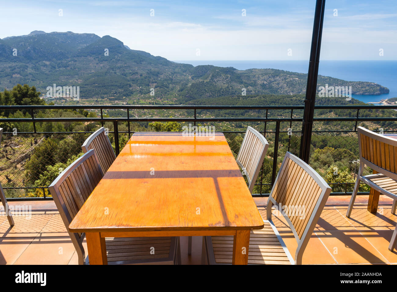 Tables vides surplombant la baie de Port de Soller, sur la côte ouest de Majorque. Espagne Banque D'Images