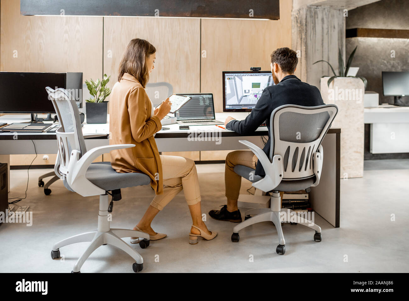 Deux employés de bureau créatif faisant le design intérieur de l'ordinateur  et à la tablette numérique de bureau moderne cabinet d'architecture.  Concept de la modélisation 3D et la conception d'intérieur numérique Photo