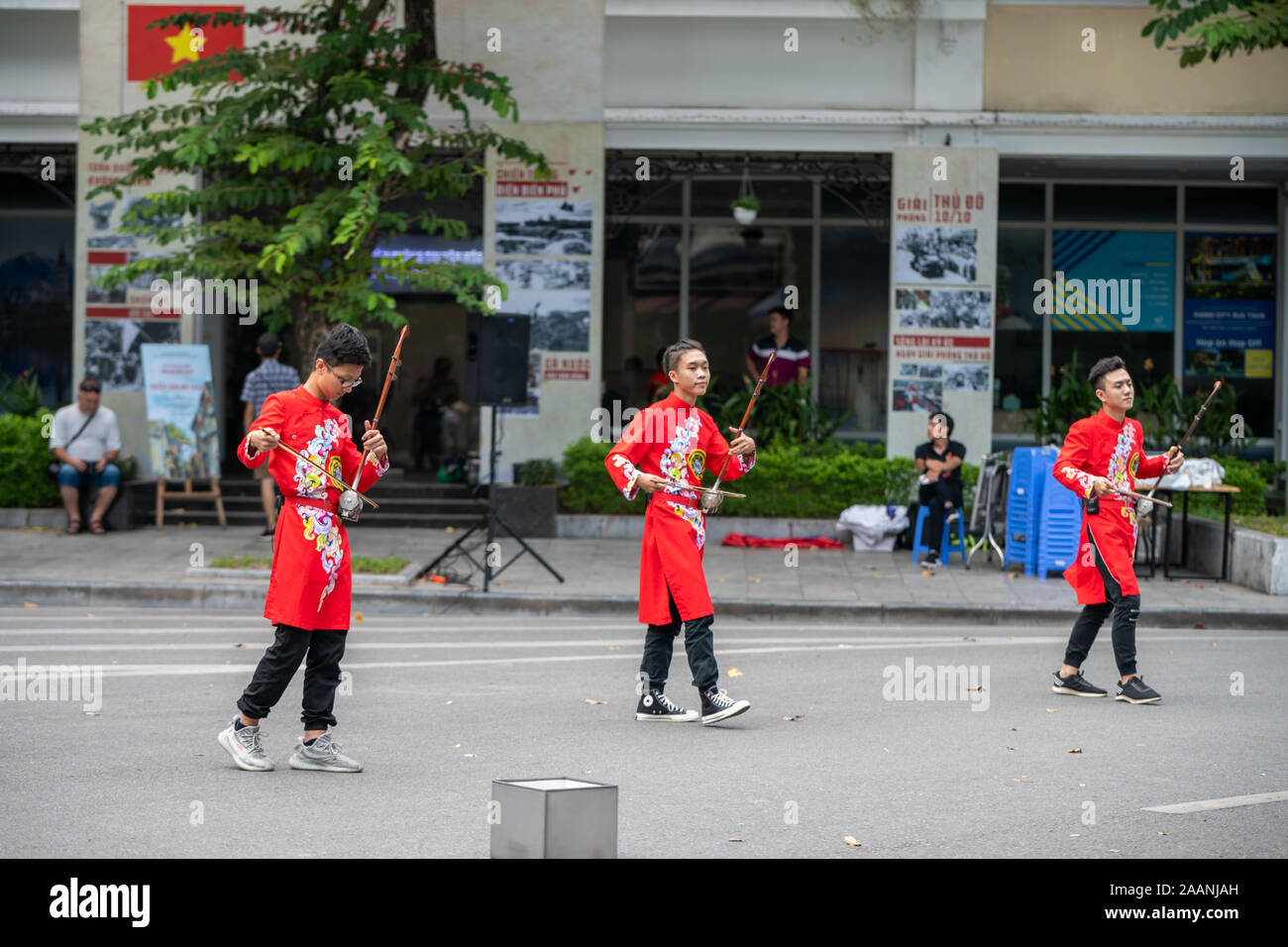 Hanoi, Vietnam - 11 octobre 2019 : Les interprétations en jouer de la musique aux touristes dans la rue à côté du lac Hoan Kiem, il est fermé à la circulation le week-end. Banque D'Images