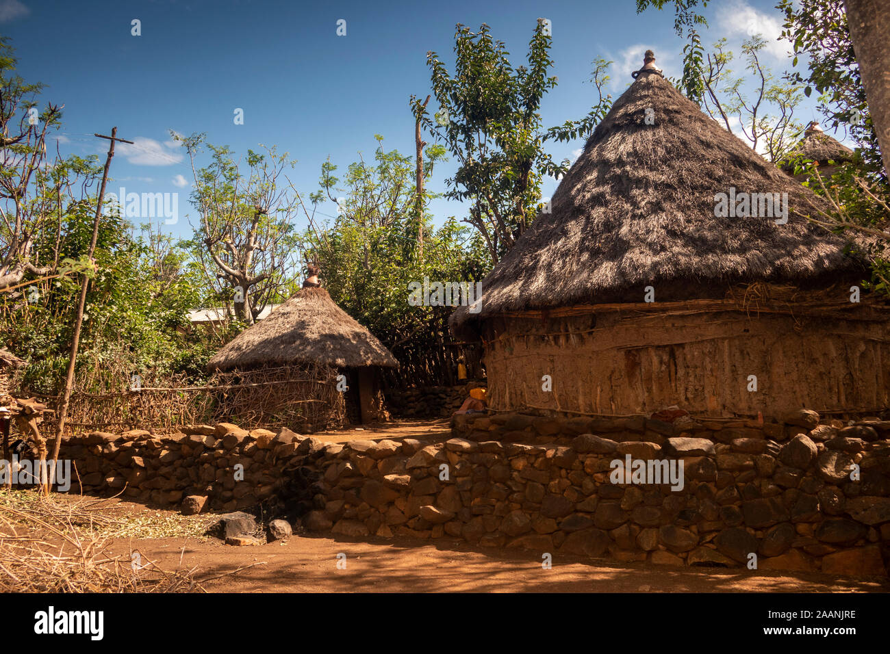 Carat-Konso Gamole l'Éthiopie,, village fortifié, de boue rendue tour cabane en bois avec toit conique de chaume Banque D'Images