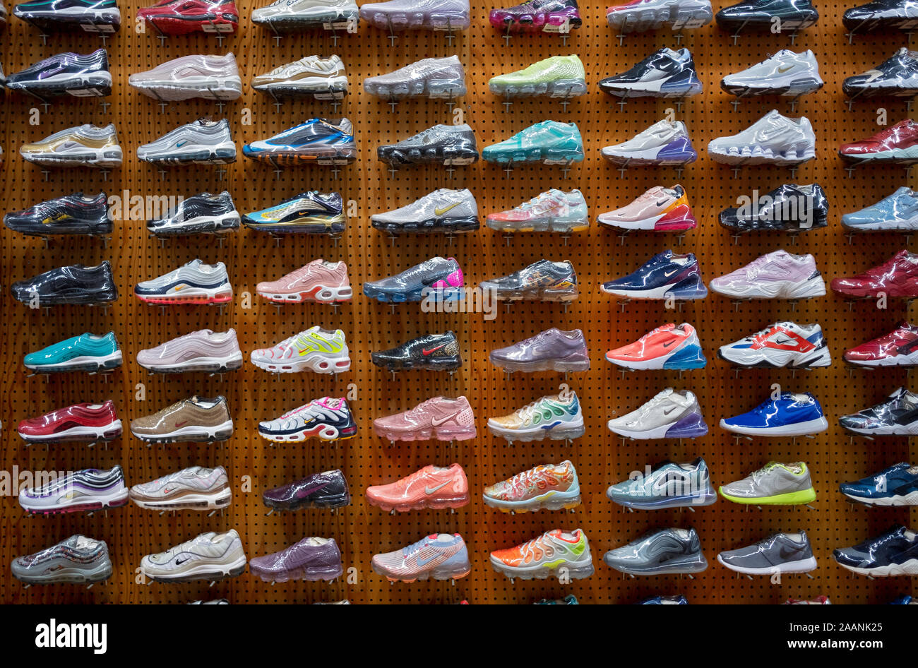 Rare & cher Nike Running Shoes enveloppées dans du cellophane pour vente à  FLIGHT CLUB, un magasin à Broadway dans Greenwich Village Photo Stock -  Alamy