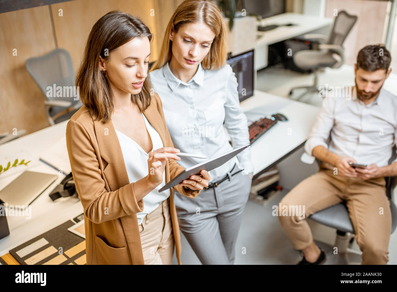 Avoir des collègues de travail créatif à l'aide de tablette numérique et un crayon à l'office moderne studio. Concept de la conception sur une tablette numérique Banque D'Images