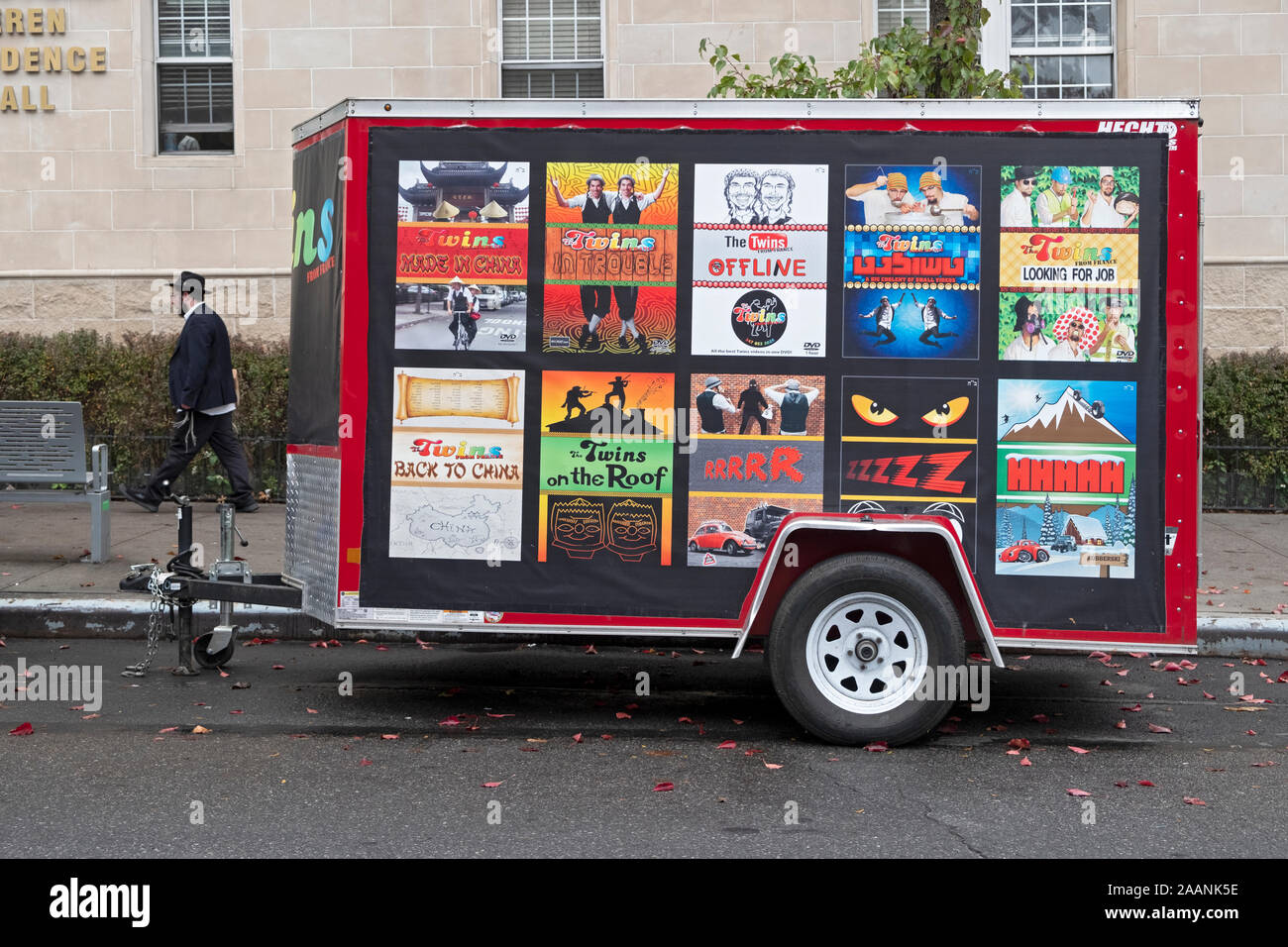 Un U Haul remorque mini avec 10 affiches publicitaire pour les jumeaux DE FRANCE, Juif français orthodoxe du spectacle. Sur l'Avenue Kingston à Brooklyn, New York. Banque D'Images