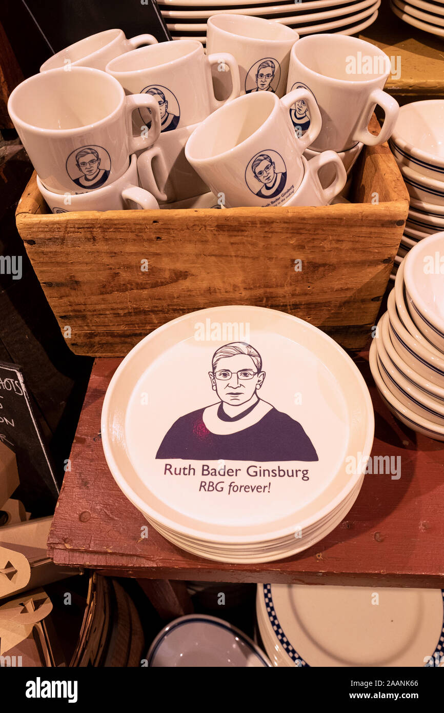 Ruth Bader Ginsburg plateaux & café à vendre à poissons Eddy, d'une cuisine et d'alimentation magasin kitsch sur Broadway dans Lower Manhattan, New York City. Banque D'Images