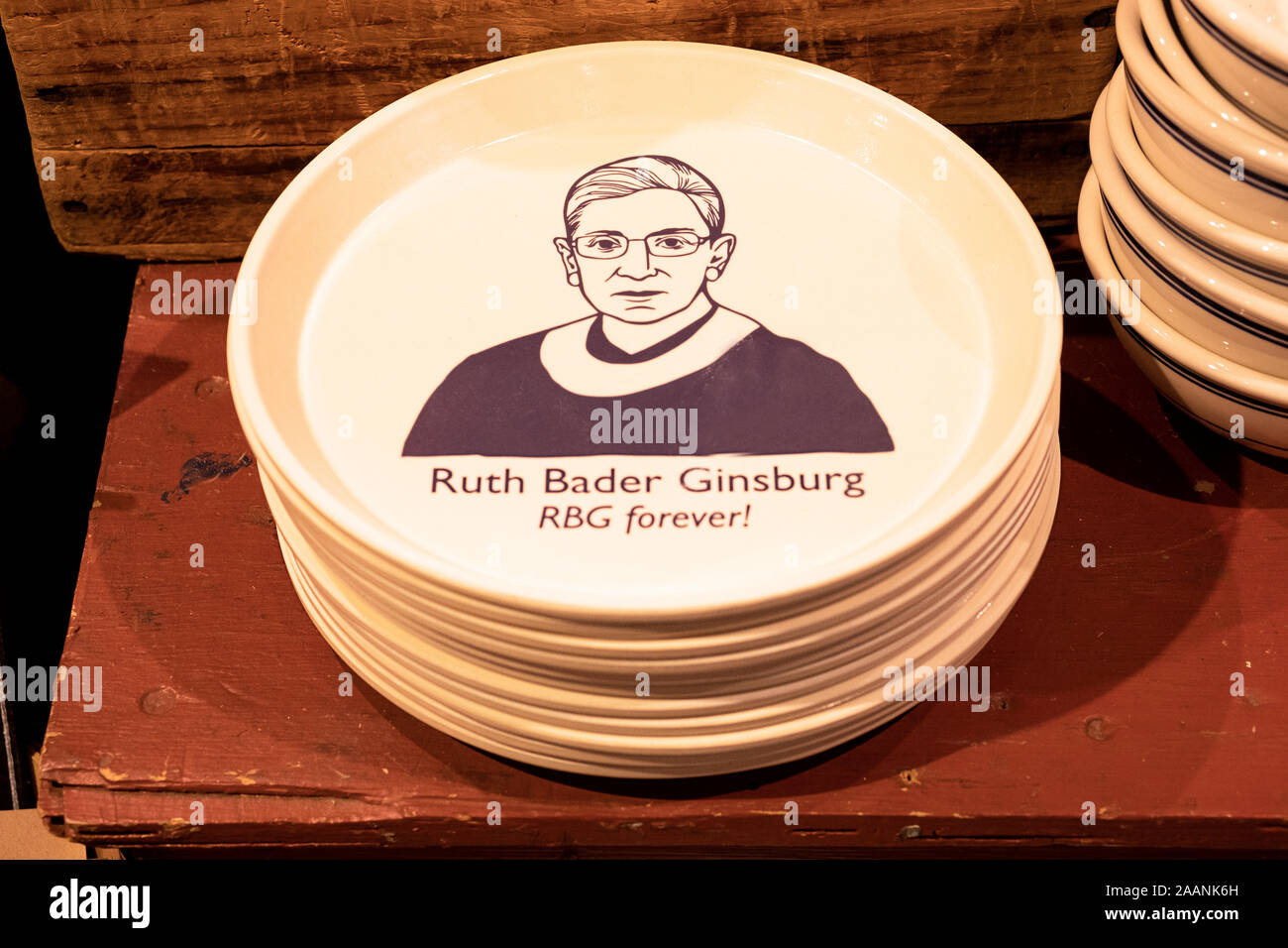 Ruth Bader Ginsburg plaques pour vente à poissons Eddy, d'une cuisine et d'alimentation magasin kitsch sur Broadway dans Lower Manhattan, New York City. Banque D'Images