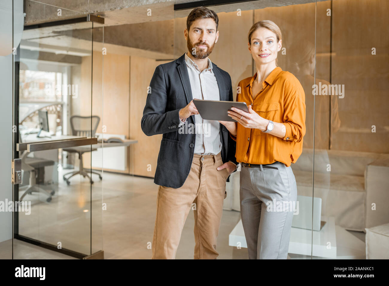Portrait de deux collègues Standing together with digital tablet in creative studio. Travailler en agence de commercialisation ou concept design studio Banque D'Images