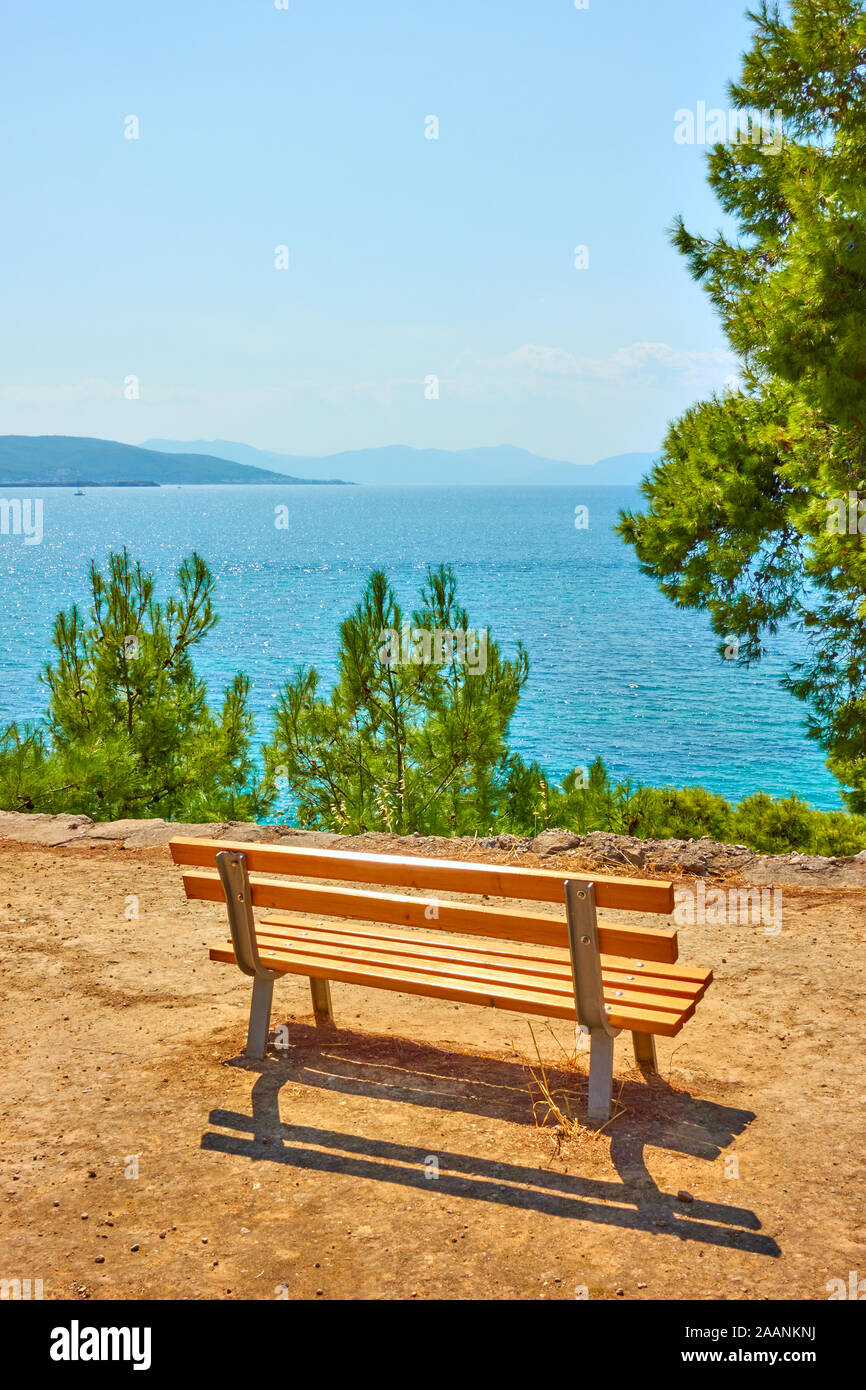 Parc public avec banc sur la côte de la mer dans la ville d'Aegina aux beaux jours de l'été, l'île d'Aegina, Grèce - Paysage Banque D'Images