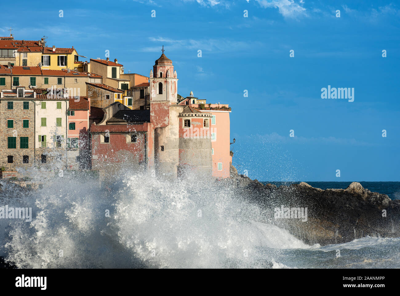 Des vagues dans la mer Méditerranée. L'ancien village de Tellaro pendant une tempête de mer. La Spezia, Ligurie, Italie, Europe Banque D'Images