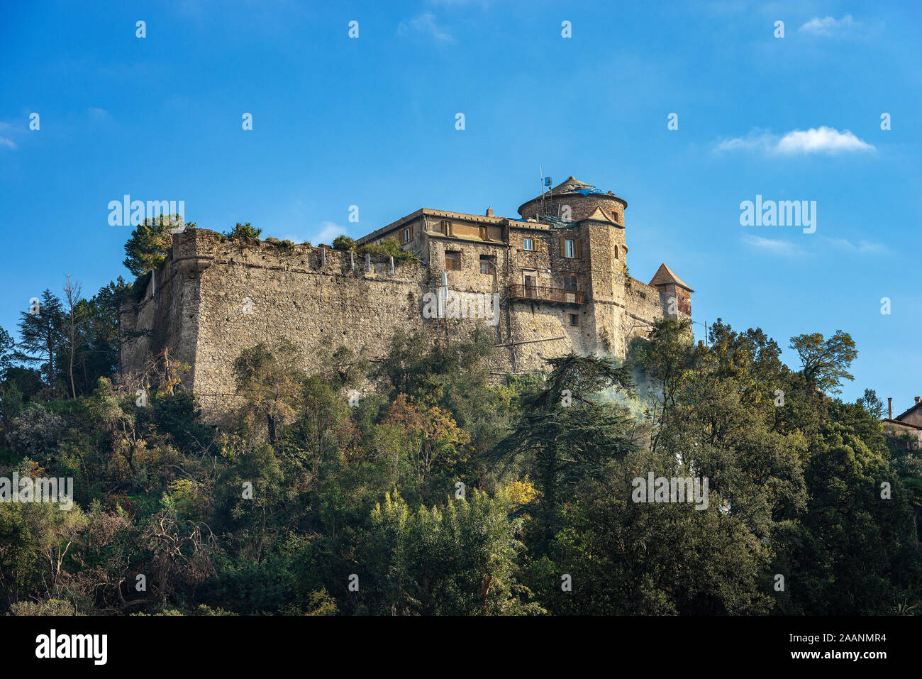 Château médiéval brun ou de St George (San Giorgio), dans le célèbre village de Portofino, province de Gênes, Ligurie, Italie, Europe Banque D'Images