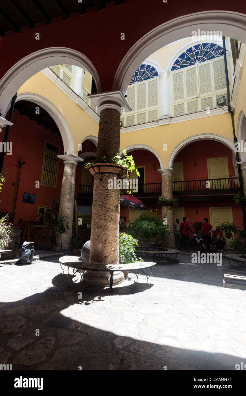 Cour intérieure du Museo del Ron Havana Club (musée du rhum Havana Club) dans la vieille ville de la Havane à Cuba Banque D'Images