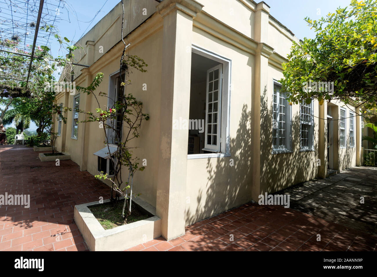 L’auteur américain, Ernest Hemingway, chambre d’angle avec fenêtre ouverte à sa maison, «Finca la Vigia», aujourd’hui musée, à San Francisco de Paula, au sud-est Banque D'Images