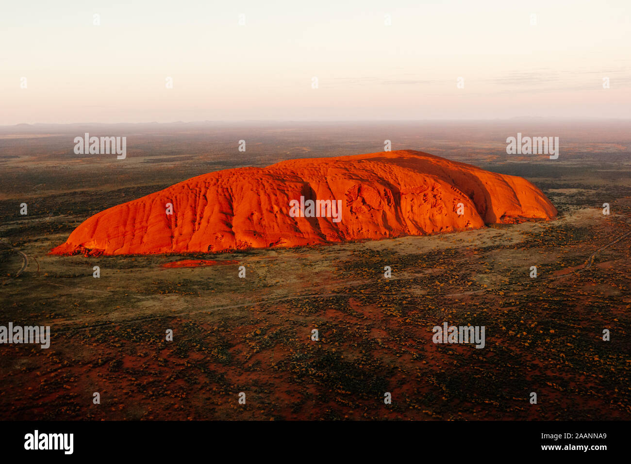Vue aérienne d'Uluru au lever du soleil, au centre rouge de l'outback du Territoire du Nord, Australie, Banque D'Images