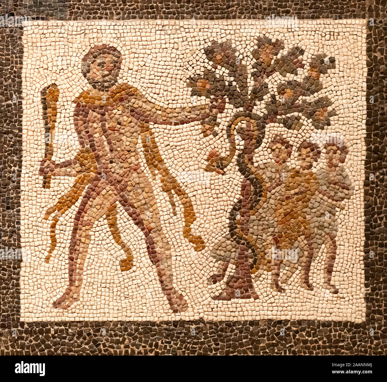 Mosaïque représentant un dieu combat avec hercules un serpent, figure en couleur brun foncé sur un fond blanc petites tuiles Banque D'Images
