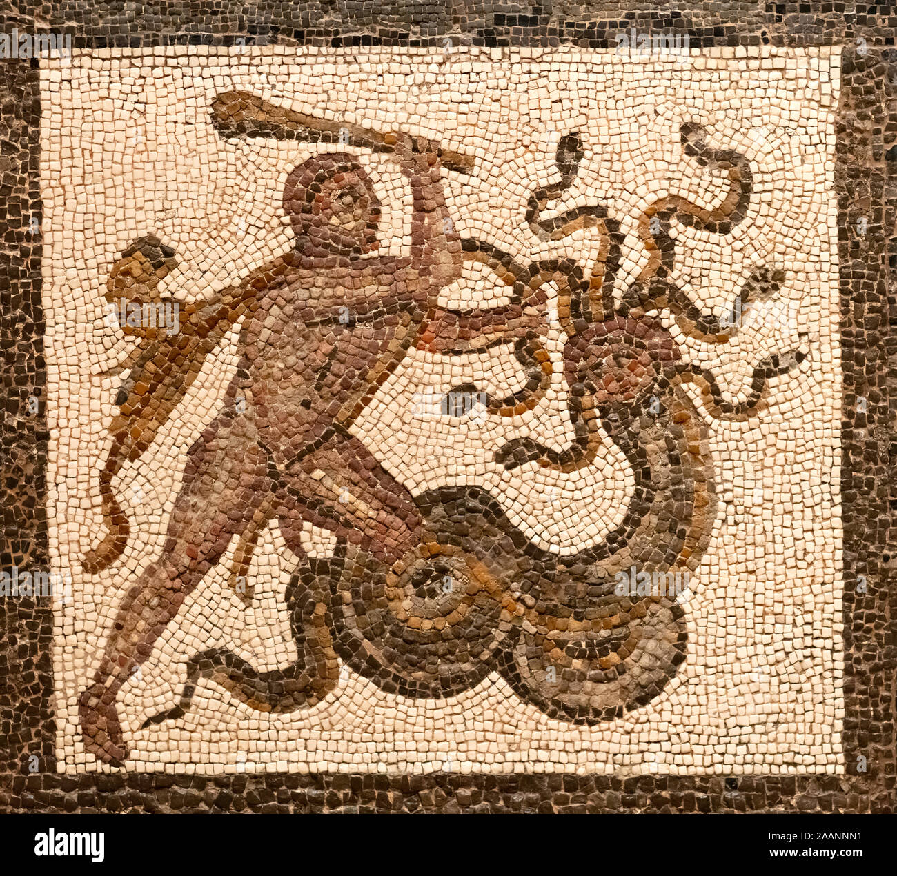 Mosaïque romaine représentant un dieu hercules le combat à la moster, schéma de couleur brune sur un fond blanc petites tuiles Banque D'Images