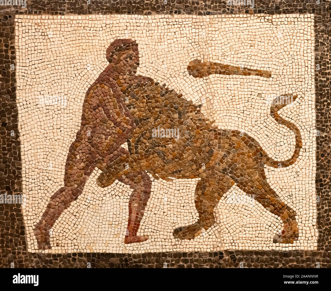 Mosaïque romaine représentant un dieu combat avec un lion, schéma de couleur brune sur un fond blanc petites tuiles Banque D'Images