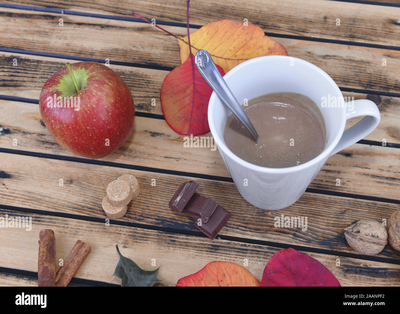 Mug blanc de chocolat au lait sur une table dans un décor d'automne Banque D'Images