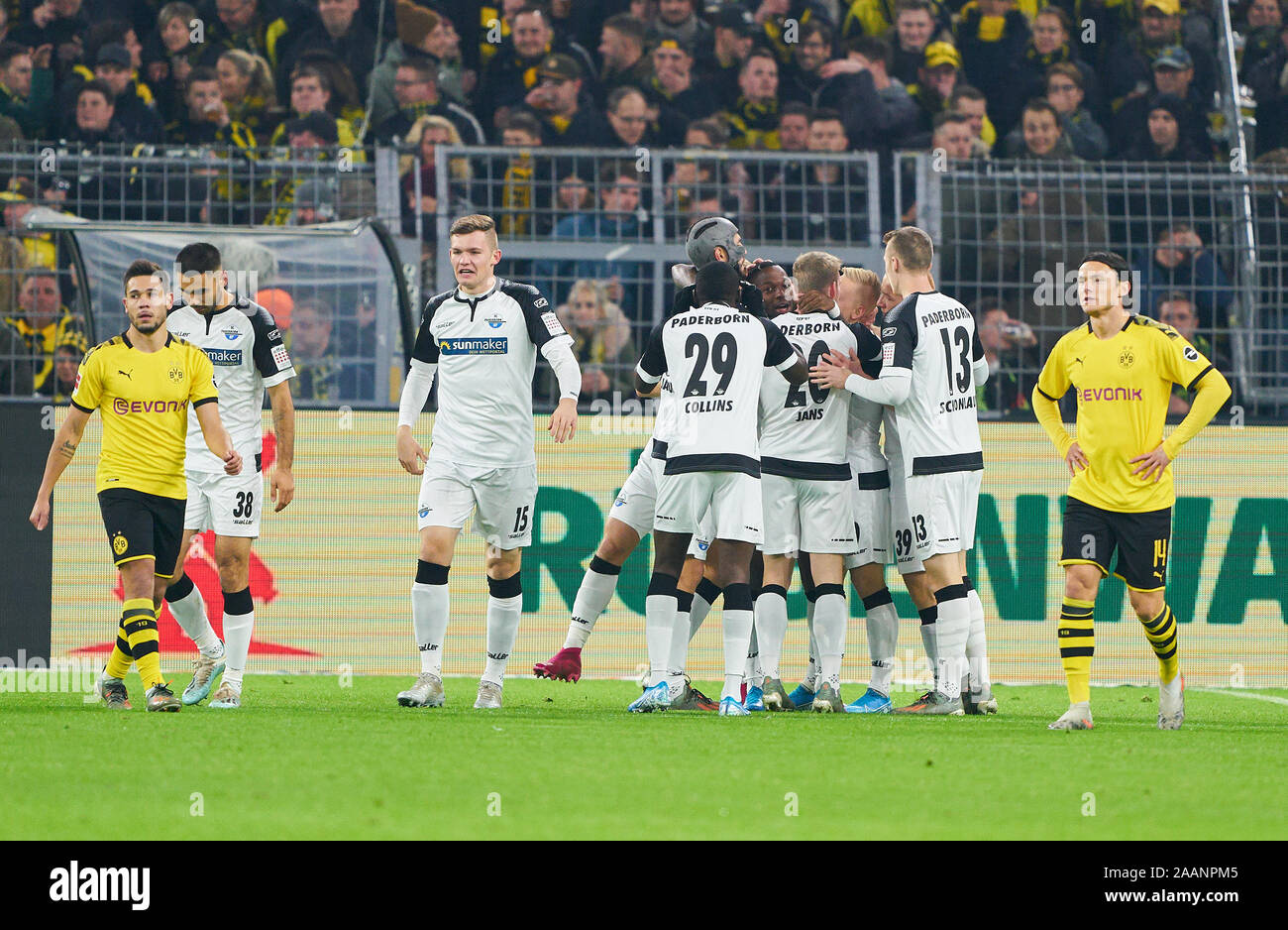 Football Dortmund-Paderborn, Dortmund le 22 novembre 2019. Streli MAMBA, Paderborn 30 partitions, shoots but pour 0-1, célèbre son but, heureux, rire, fête, Jamilu COLLINS, Paderborn 29 Sebastian SCHONLAU, Paderborn 13 Raphael GUERREIRO, BVB 13 Nico SCHULZ, BVB 14 Borussia Dortmund - SC PADERBORN 07 3-3 - DFL RÈGLEMENT INTERDIT TOUTE UTILISATION DES PHOTOGRAPHIES comme des séquences d'images et/ou quasi-vidéo - 1.ligue de soccer allemand , Dortmund, le 22 novembre 2019, Journée de la saison 2019/2020, 12 © Peter Schatz / Alamy Live News Banque D'Images