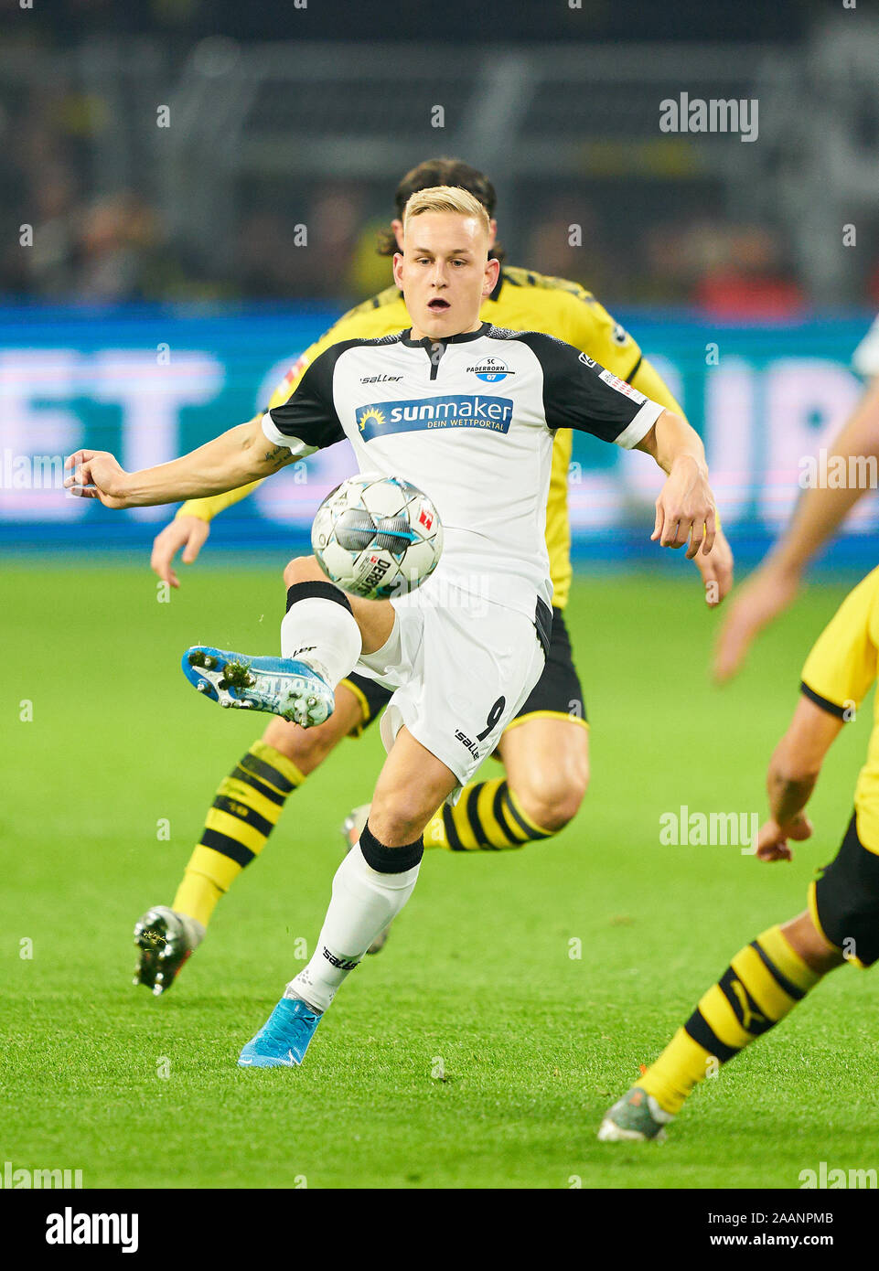 Football Dortmund-Paderborn, Dortmund le 22 novembre 2019. Kai PRÖGER, Paderborn 9 concurrence pour la balle, s'attaquer, duel, l'en-tête, zweikampf, action, lutte contre Nico SCHULZ, BVB 14 Borussia Dortmund - SC PADERBORN 07 3-3 - DFL RÈGLEMENT INTERDIT TOUTE UTILISATION DES PHOTOGRAPHIES comme des séquences d'images et/ou quasi-vidéo - 1.ligue de soccer allemand , Dortmund, le 22 novembre 2019, Journée de la saison 2019/2020, 12 © Peter Schatz / Alamy Live News Banque D'Images