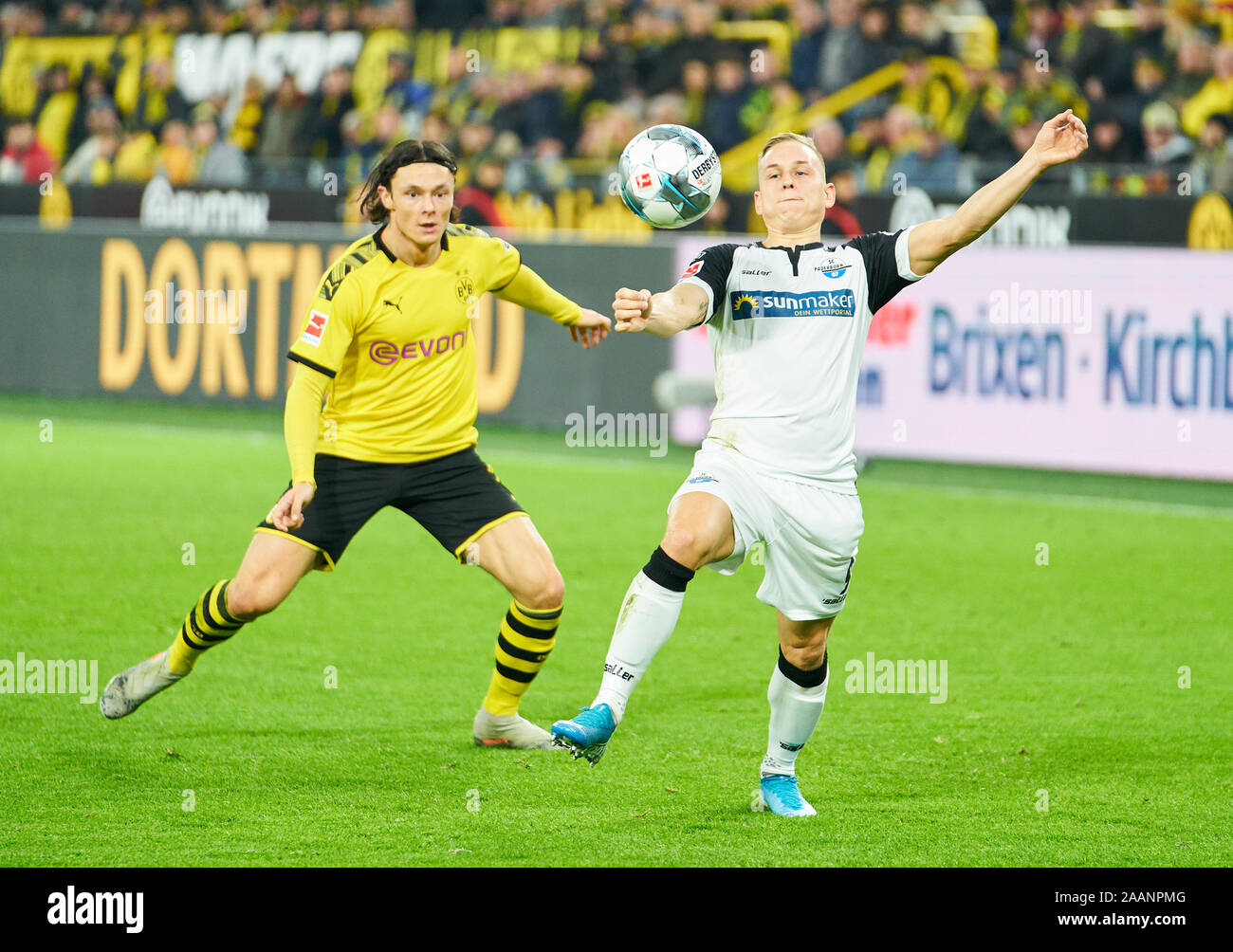 Football Dortmund-Paderborn, Dortmund le 22 novembre 2019. Kai PRÖGER, Paderborn 9 concurrence pour la balle, s'attaquer, duel, l'en-tête, zweikampf, action, lutte contre Nico SCHULZ, BVB 14 Borussia Dortmund - SC PADERBORN 07 3-3 - DFL RÈGLEMENT INTERDIT TOUTE UTILISATION DES PHOTOGRAPHIES comme des séquences d'images et/ou quasi-vidéo - 1.ligue de soccer allemand , Dortmund, le 22 novembre 2019, Journée de la saison 2019/2020, 12 © Peter Schatz / Alamy Live News Banque D'Images