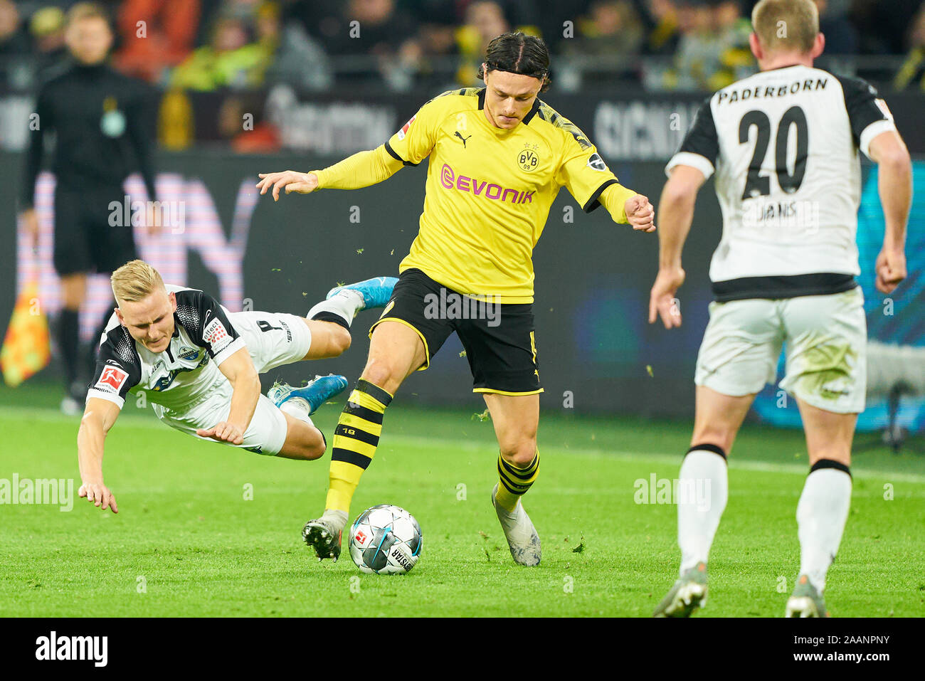 Football Dortmund-Paderborn, Dortmund le 22 novembre 2019. Nico SCHULZ, BVB 14 concurrence pour la balle, s'attaquer, duel, l'en-tête, zweikampf, action, lutte contre Kai PRÖGER, Paderborn 9 Borussia Dortmund - SC PADERBORN 07 3-3 - DFL RÈGLEMENT INTERDIT TOUTE UTILISATION DES PHOTOGRAPHIES comme des séquences d'images et/ou quasi-vidéo - 1.ligue de soccer allemand , Dortmund, le 22 novembre 2019, Journée de la saison 2019/2020, 12 © Peter Schatz / Alamy Live News Banque D'Images
