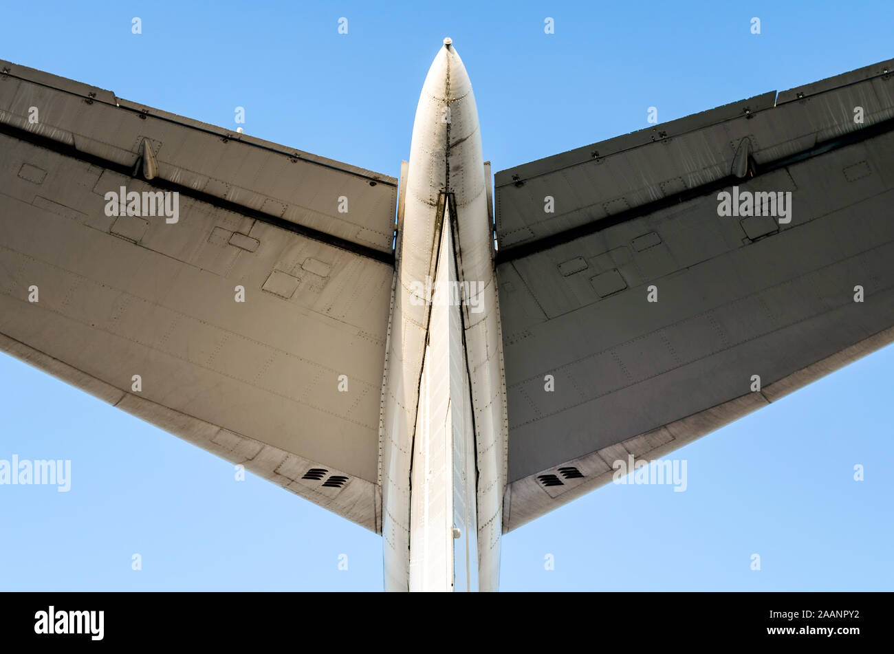 Fragment d'ailes d'avion sur un fond de ciel bleu fond isolé Banque D'Images