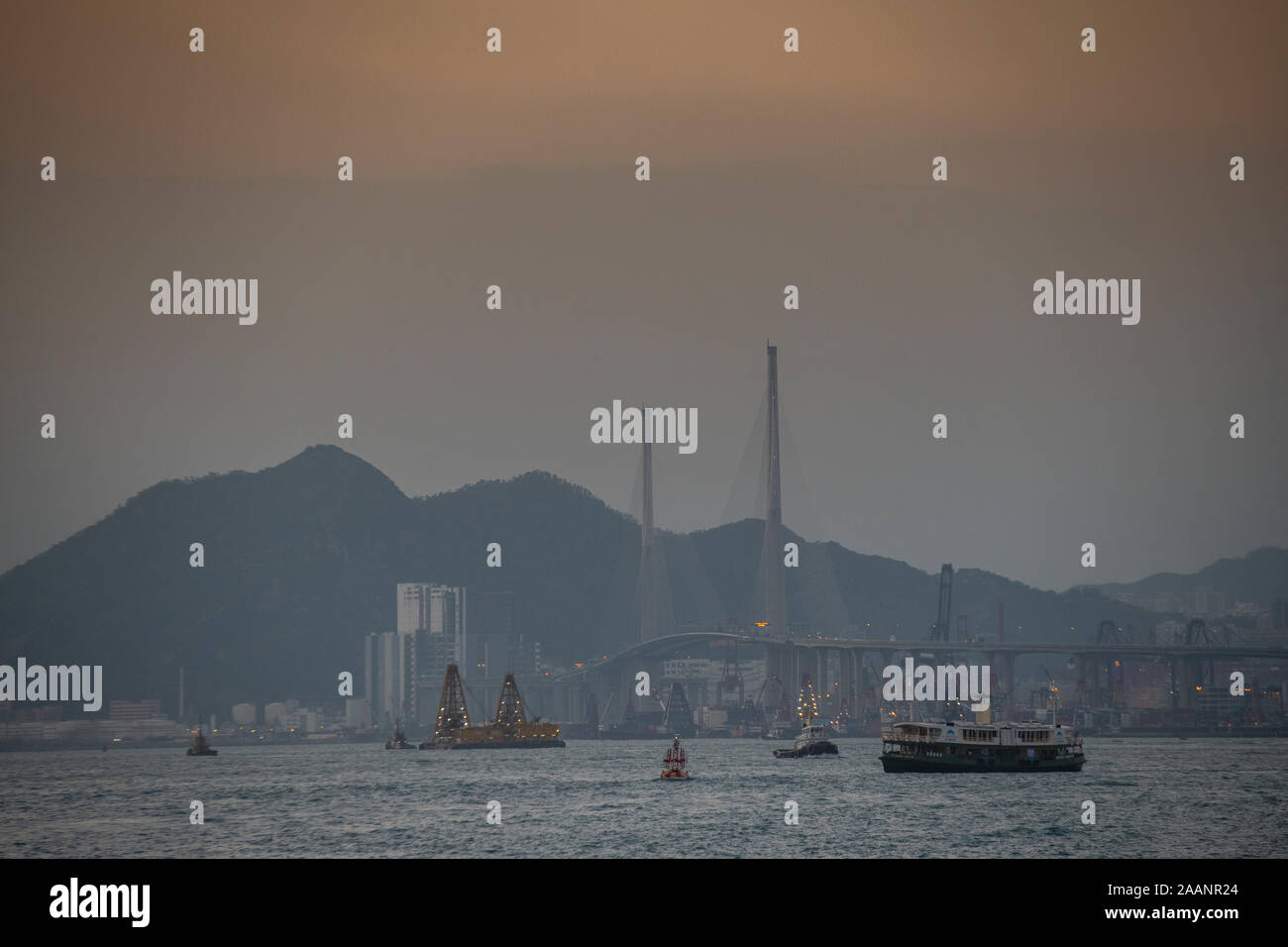 Shenzhen bay bridge at Dusk, reliant Hong Kong avec la Chine continentale, ville de Shenzhen, province du Guangdong en république populaire de Chine thePeople Banque D'Images