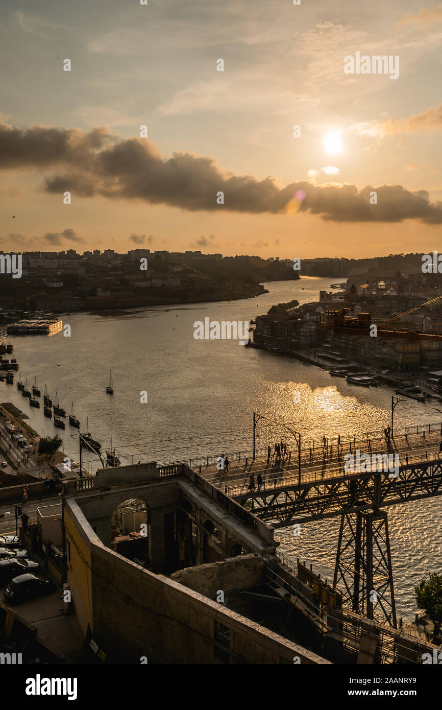 Vue de la rivière Duoro et le Pont Dom Luís I Porto, Portugal Europe Coucher du Soleil Banque D'Images