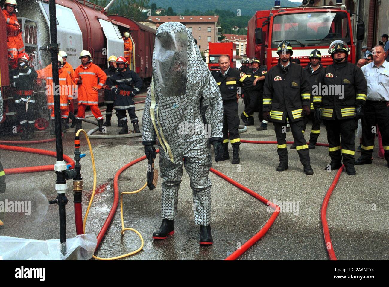 Luino (province de Varese, Italie du nord), les sapeurs-pompiers de l'exercice dans le cas d'une centrale nucléaire, bactériologique ou chimique accident ; la décontamination d'un train venant de Suisse à proximité Banque D'Images