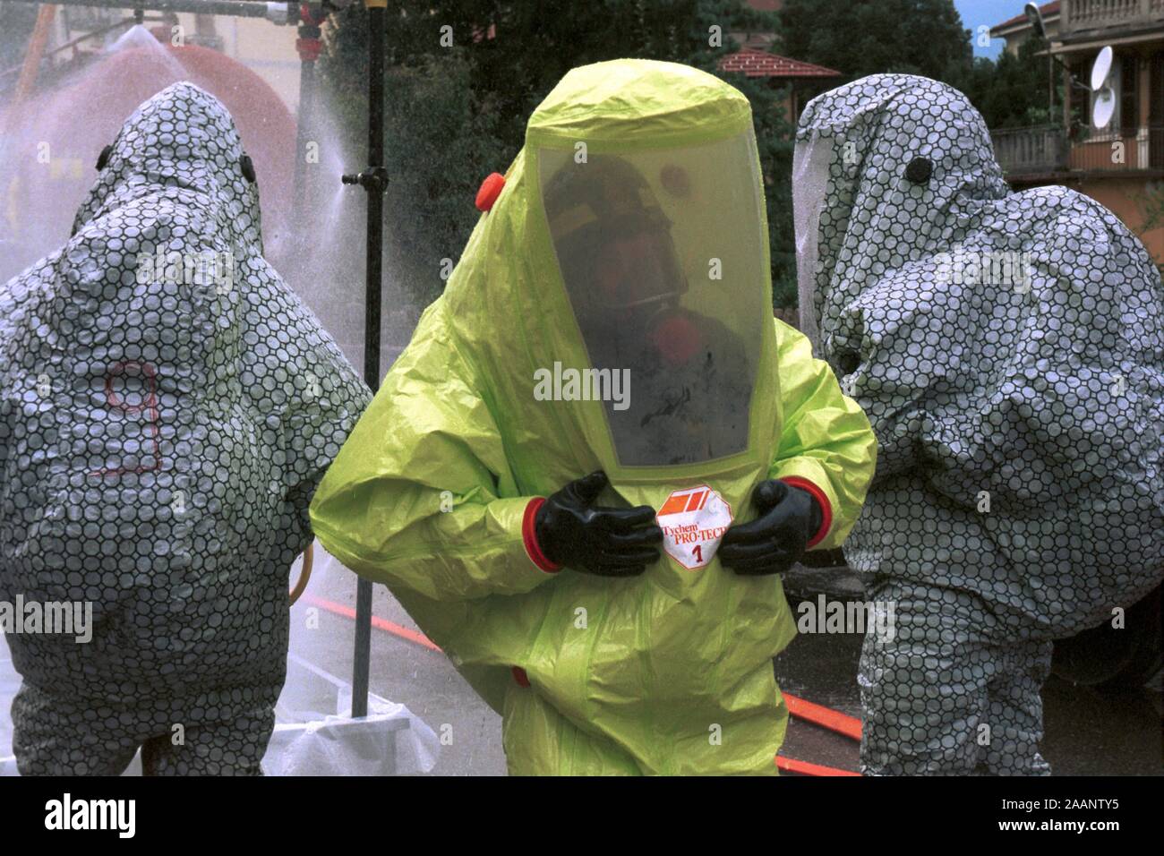 Luino (province de Varese, Italie du nord), les sapeurs-pompiers de l'exercice dans le cas d'une centrale nucléaire, bactériologique ou chimique accident ; la décontamination d'un train venant de Suisse à proximité Banque D'Images