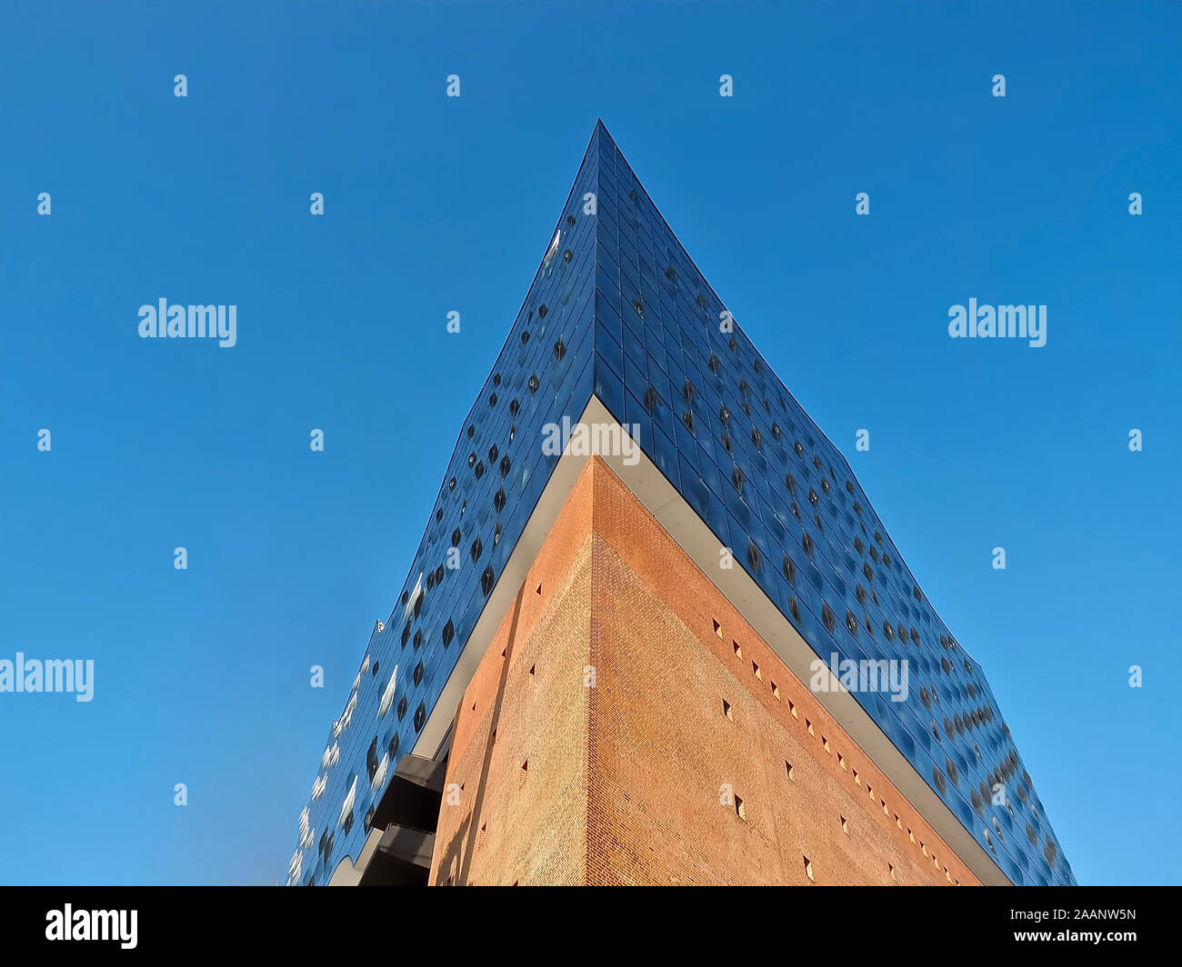 Promenade à travers la ville de Hambourg en Allemagne à Elbe-ici le célèbre music hall Elbphilharmonie Banque D'Images