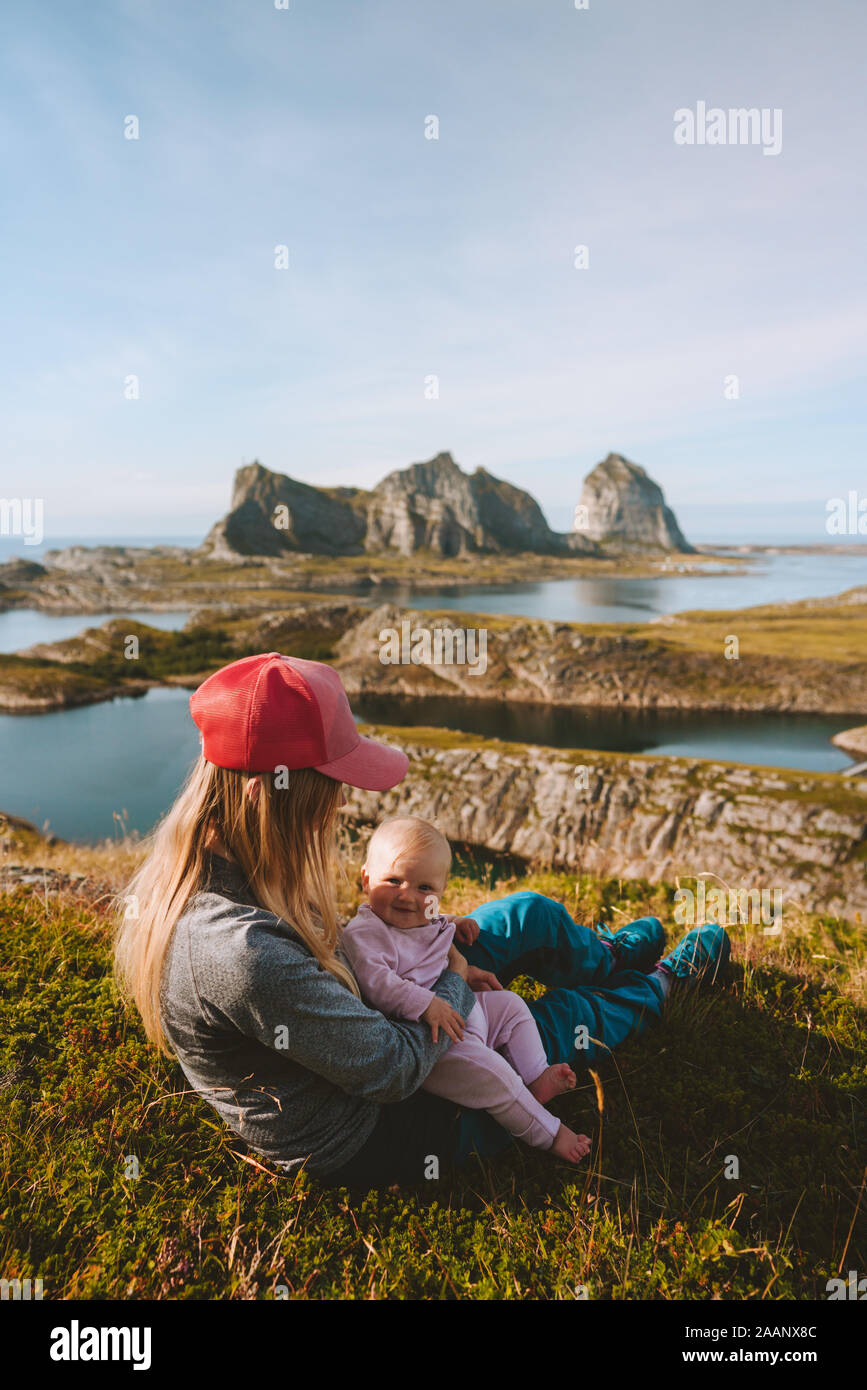 La mère et l'enfant voyageant ensemble de détente en plein air bénéficiant d'îles montagnes voir vie familial maman et bébé fête des Mères vacances actives Banque D'Images