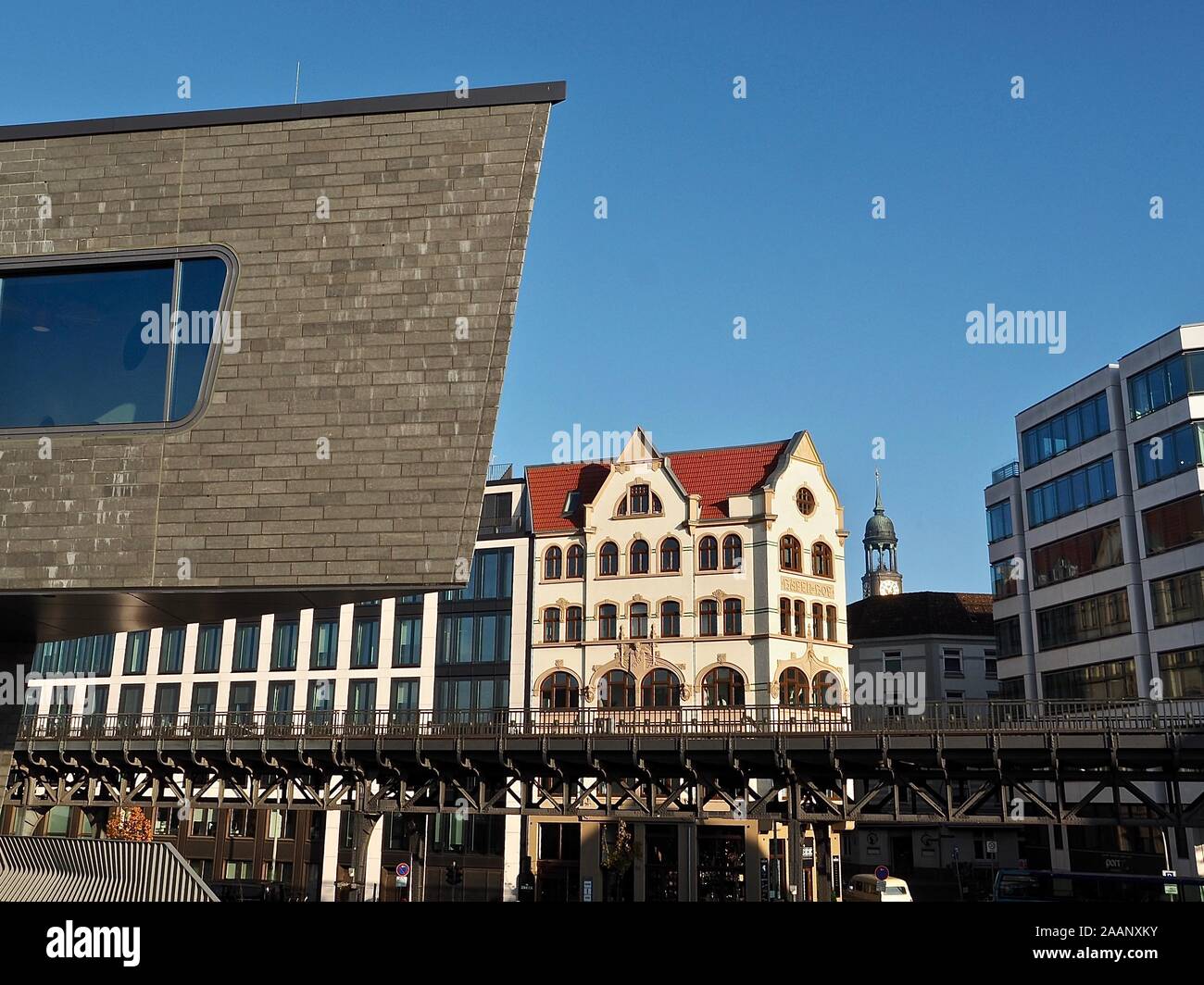 Promenade à travers la ville de Hambourg en Allemagne à Elbe-ici l'architecture à l'trottoir à la rivière Banque D'Images