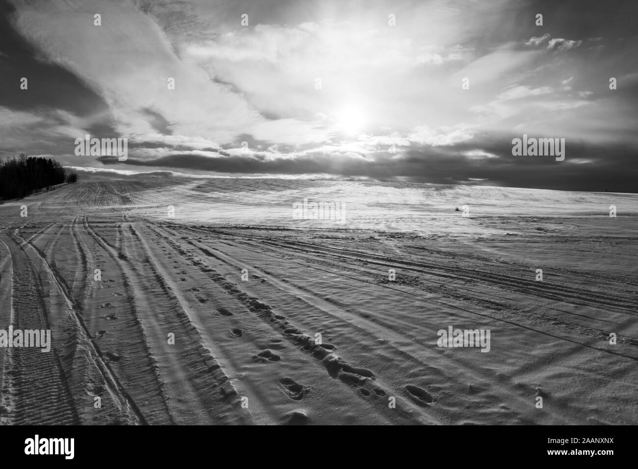 Paysage de collines d'hiver lors de vent fort. La Slovaquie. Banque D'Images