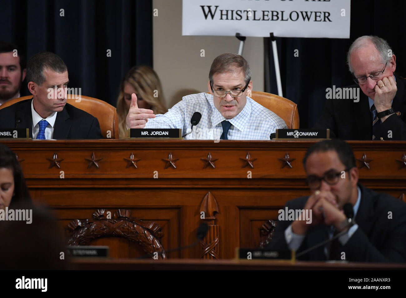 Novembre 21, 2019, Washington, District of Columbia, États-Unis : les États-Unis Représentant Jim Jordan (républicain de l'Ohio) pose des questions comme David A. Holmes, Département d'État conseiller politique de l'ambassade américaine à Kiev, Ukraine et le Dr Fiona Hill, ancien directeur principal du Conseil national de sécurité pour l'Europe et la Russie apparaissent devant la Chambre du Comité du renseignement au cours d'une audience à la demande de destitution Longworth House Office Building le jeudi 21 novembre 2019 à Washington, DC. Photo de gauche est Steve Castor, avocat général de la chambre de contrôle et de réforme du gouvernement Committ Banque D'Images