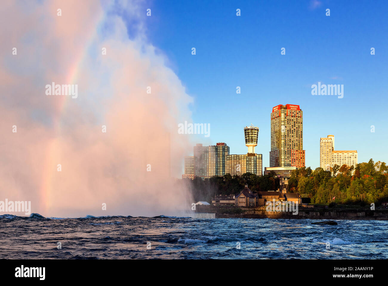 Horseshoe Fall et sur les toits de la ville, Niagara Falls, Ontario, Canada. Banque D'Images